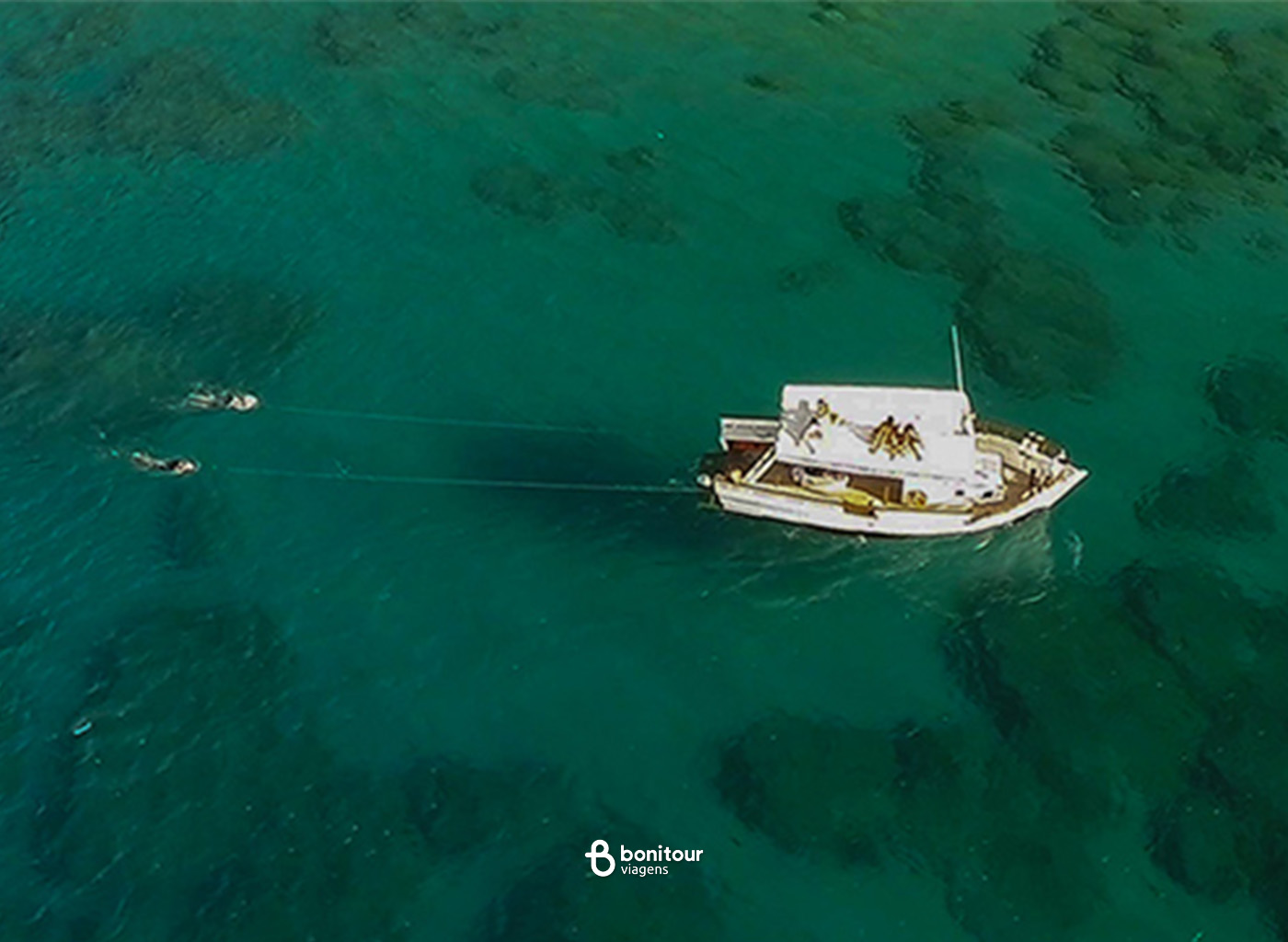 Pessoas realizando o mergulho aqua sub reboque em mar de Fernando de Noronha