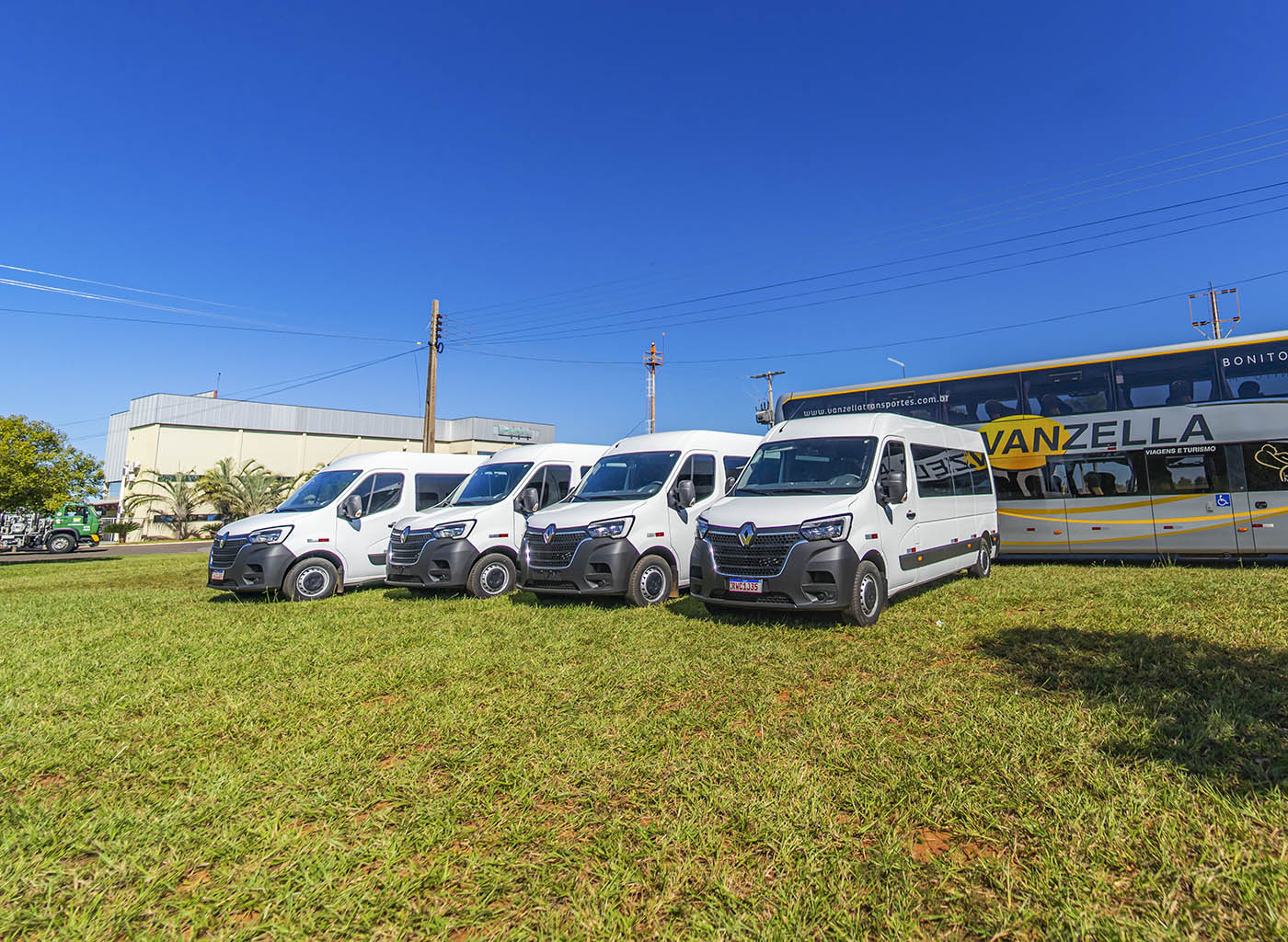 Vans e ônibus utilizadas no transporte compartilhado em Bonito/MS