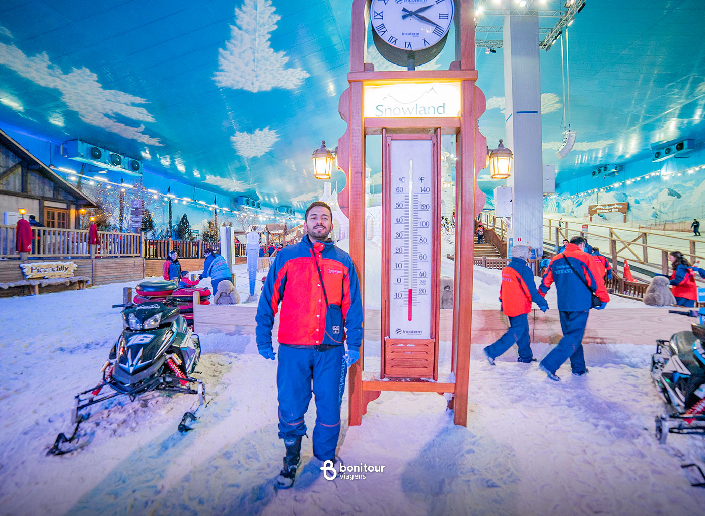 Pessoa parada ao lado de grande relógio com termomêtro em Snowland