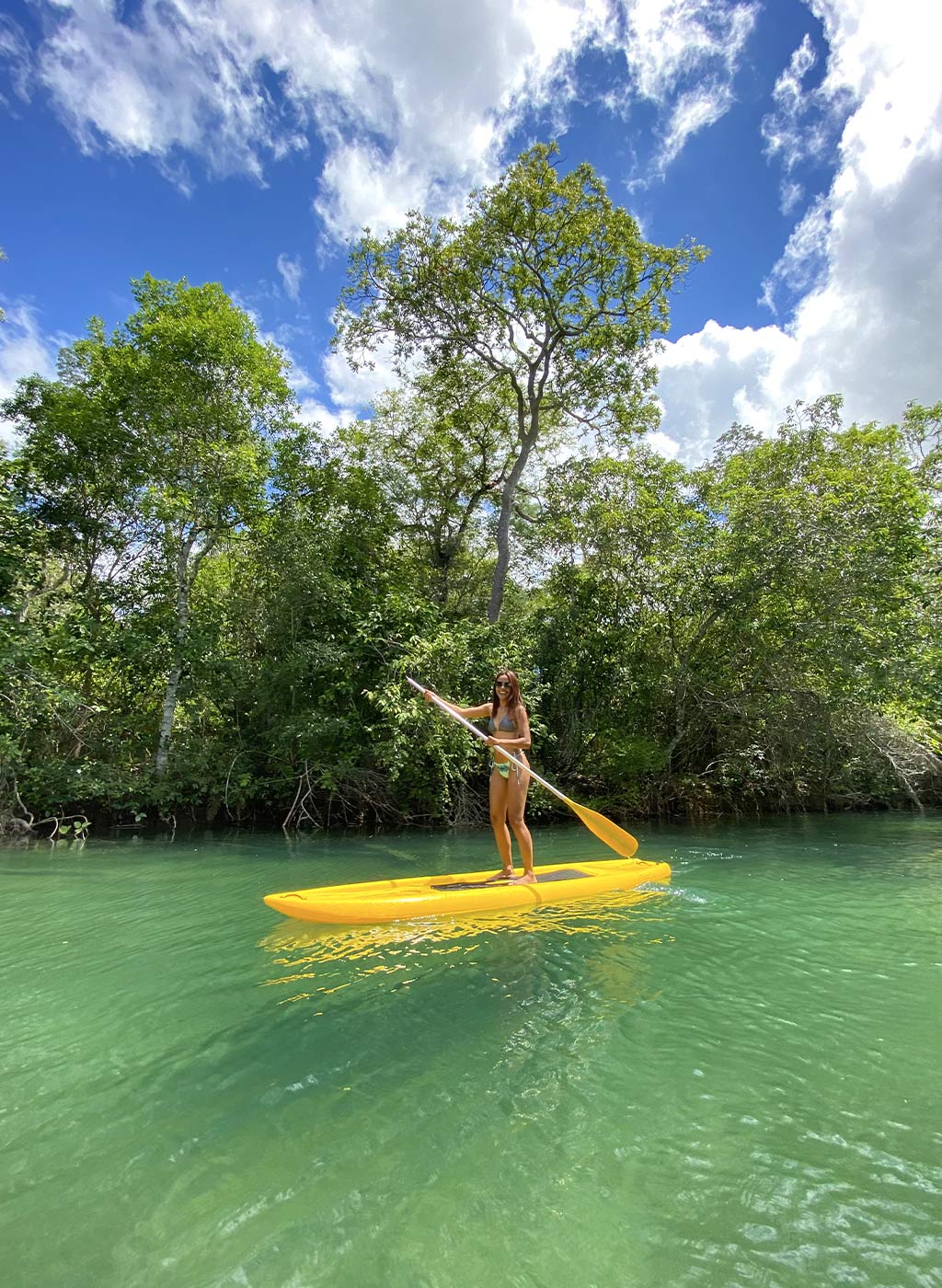 Pessoa curtindo atividade aquática no Balneário Estrela do Formoso com águas Cristalinas