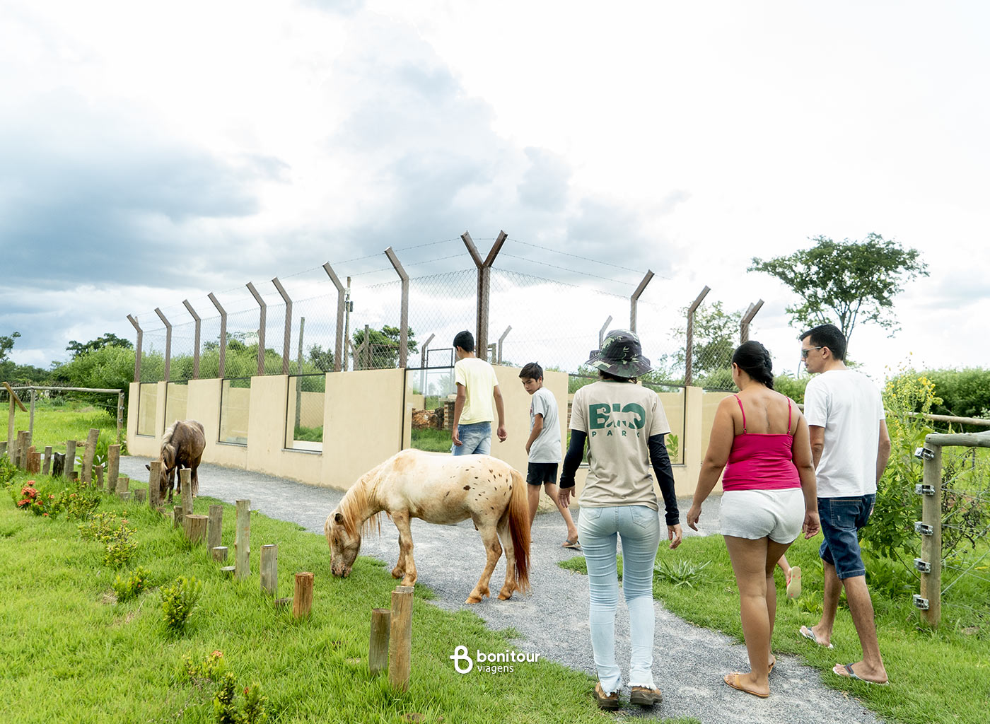 Pessoas curtindo com os animais no Bio Park