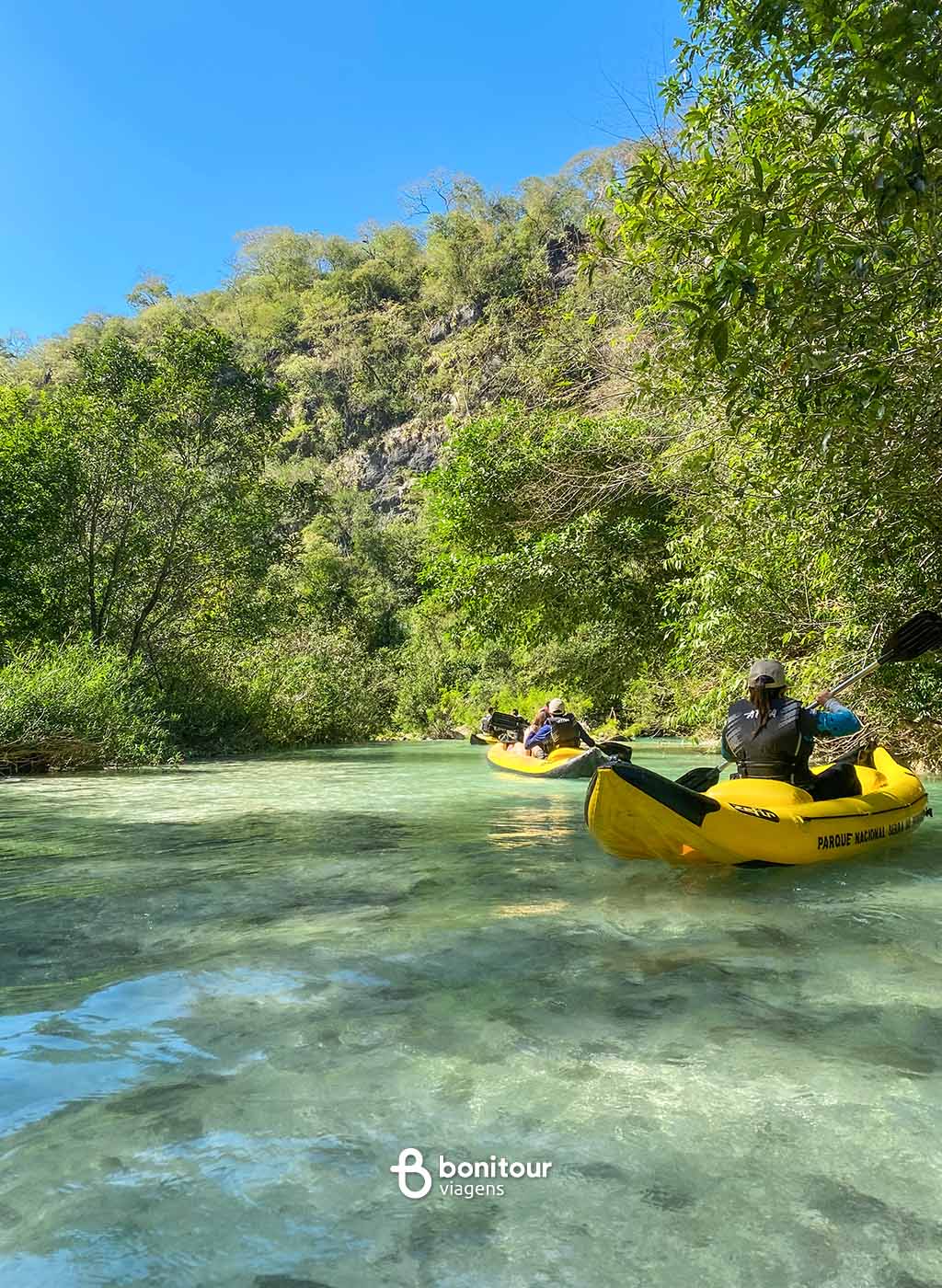 Pessoas passeando de Duck no passeio de Duck no passeio cânions do Salobra, em Bonito/MS