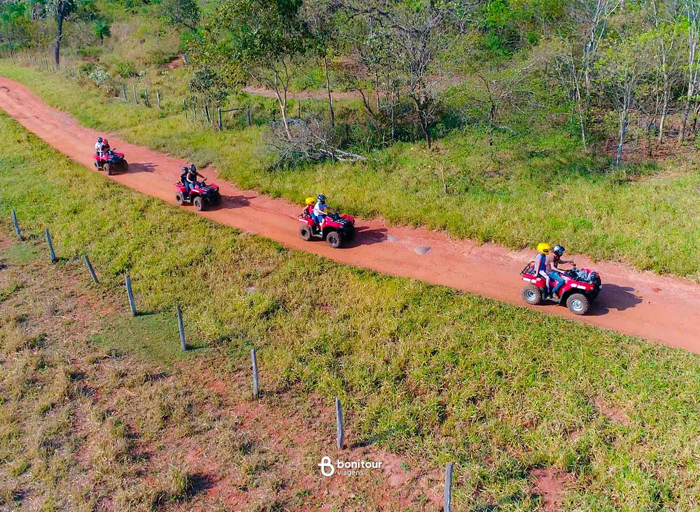 Quatro quadriciclos curtindo o passeio da trilha