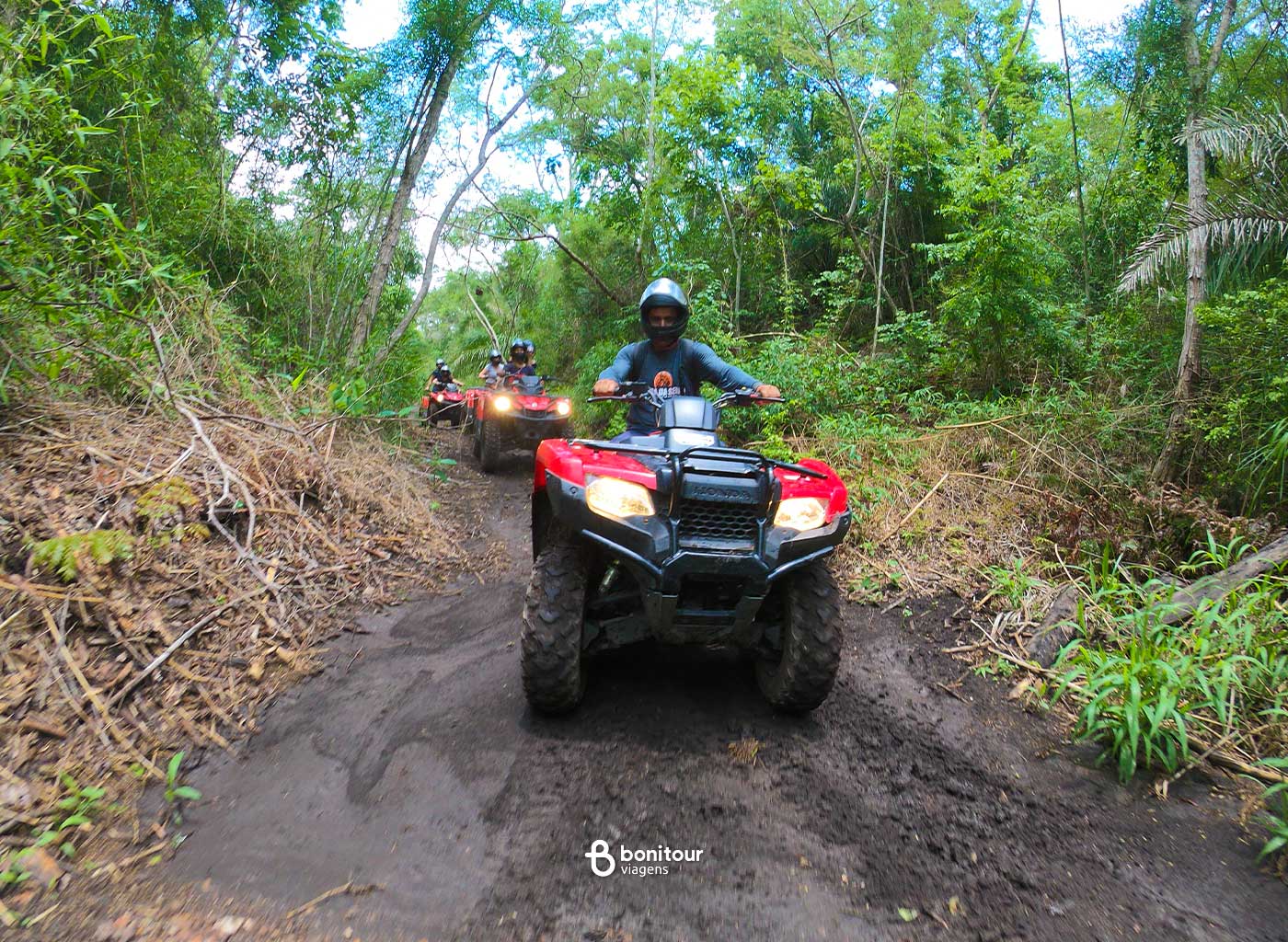 Pessoas curtindo trilha de quadriciclo na trilha da Serra da Bodoquena