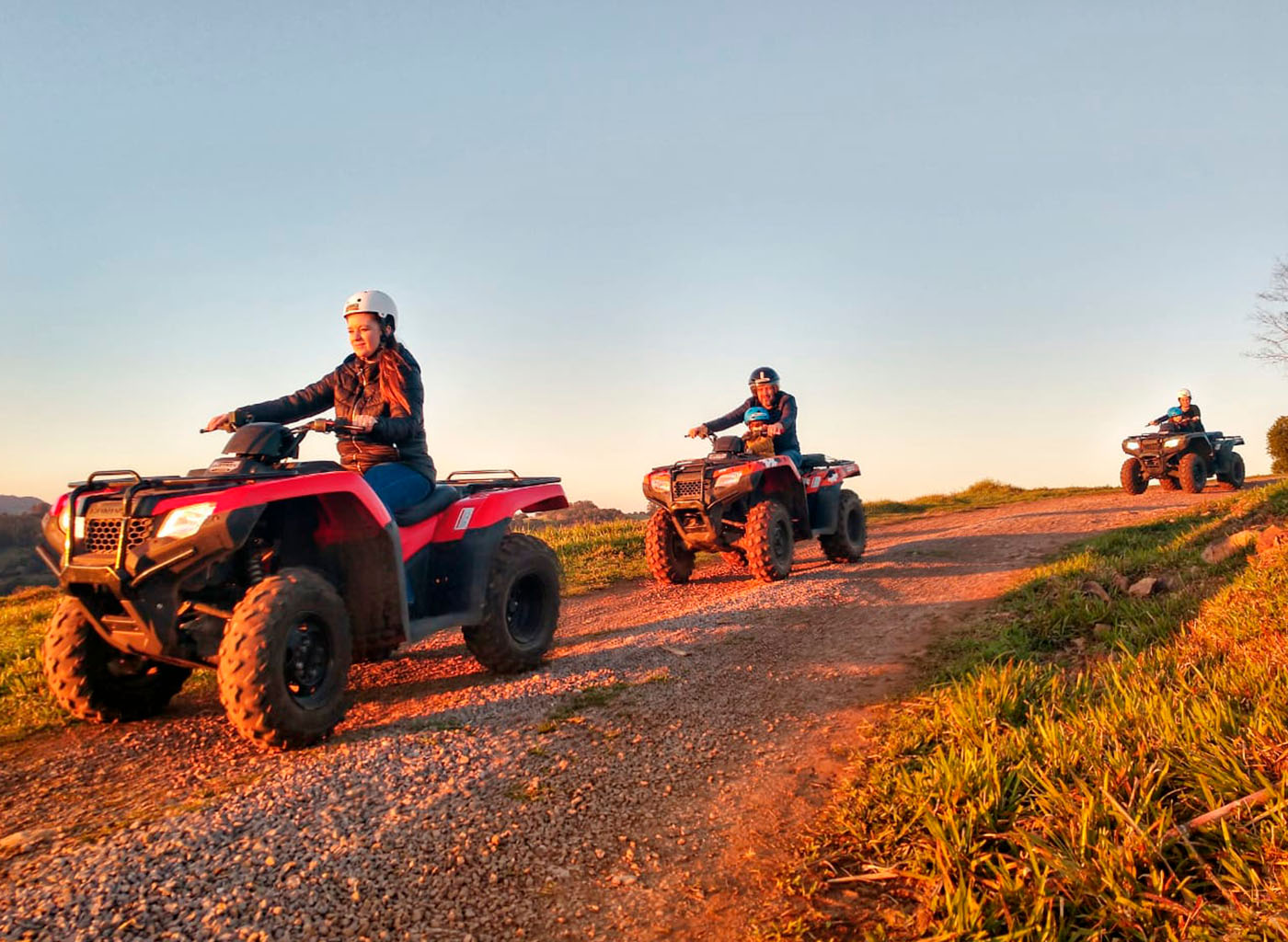 Pessoas fazendo trilha de quadriciclo em meio a natureza