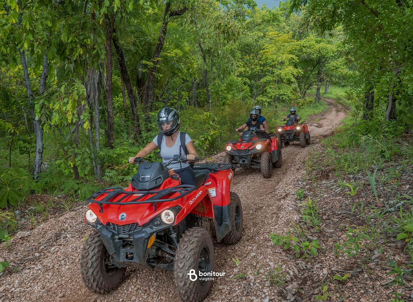 Pessoas curtindo trilha de quadriciclo na trilha da Serra da Bodoquena