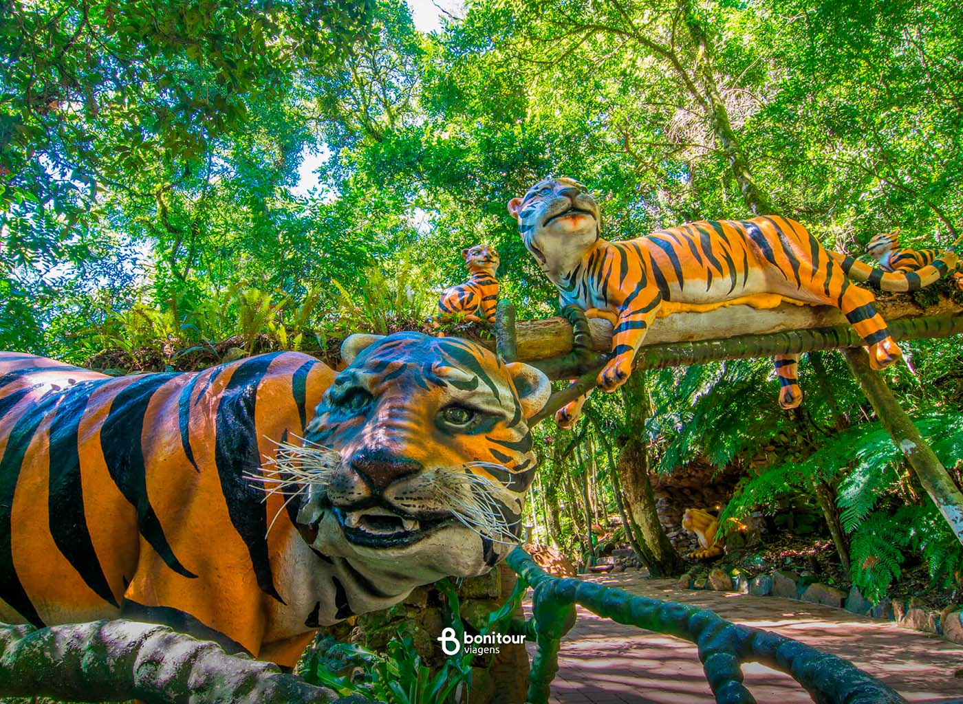Esculturas de tigres com natureza em volta do parque Florybal