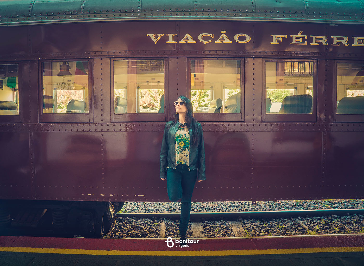 Pessoa escorada em trem Maria Fumaça