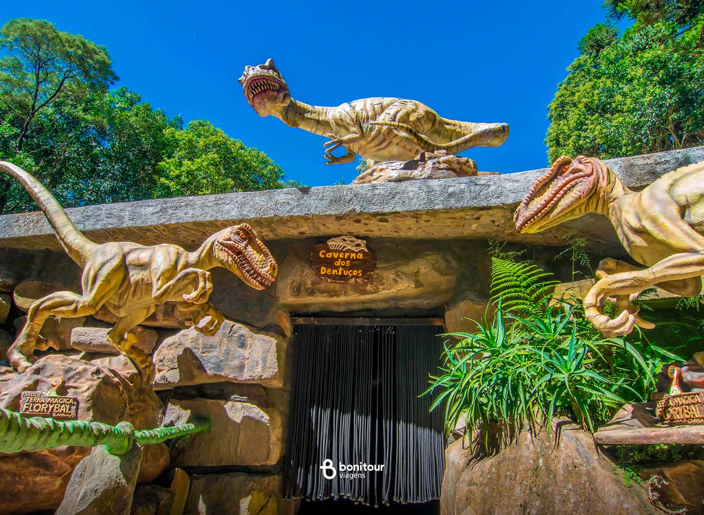 Entrada com esculturas de dinossauros do parque Florybal