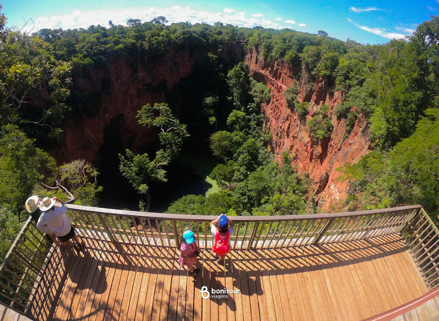 Pessoas observam o Buraco das Araras em Bonito/MS, uma dolina de 100m de profundidade e cerca de 135 espécies de pássaros.