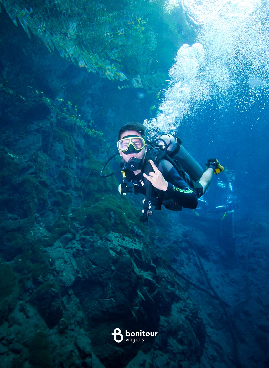 Pessoa mergulhando com Cilindro na Lagoa Misteriosa