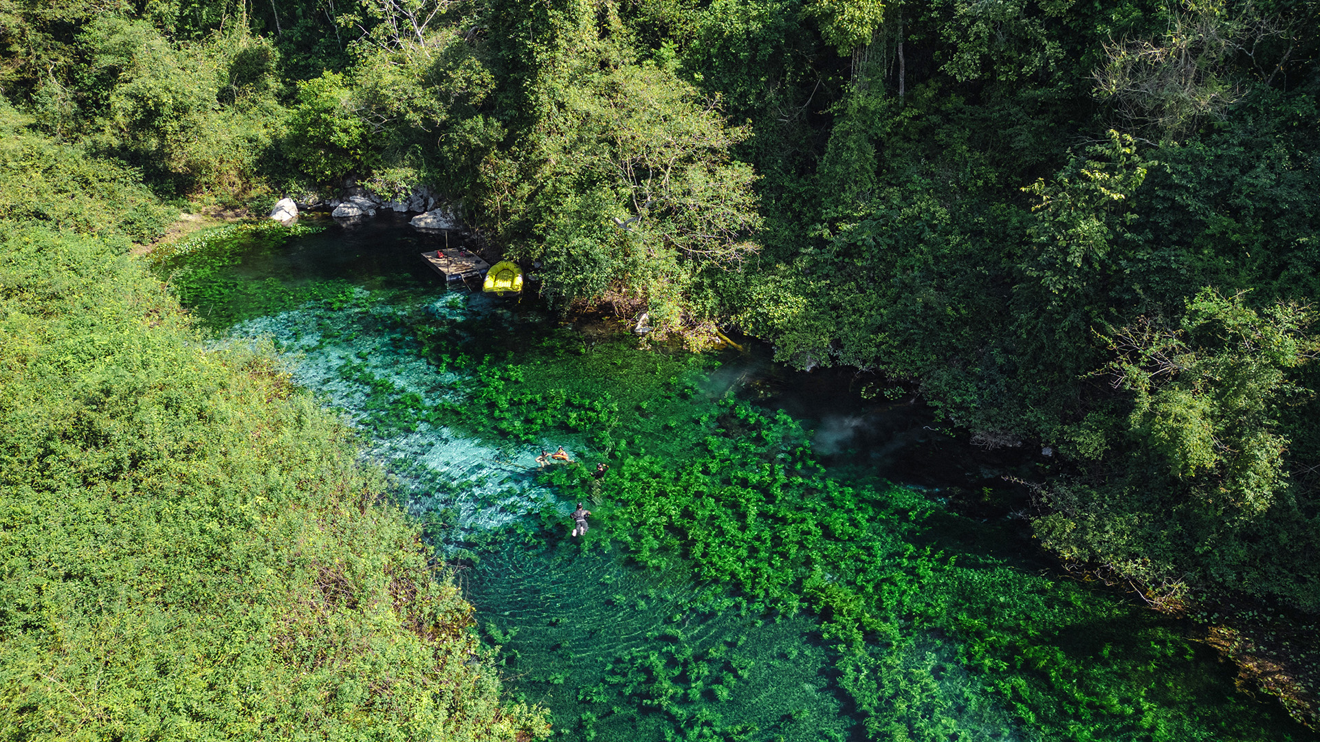 Pessoas flutuando na nascente do rio