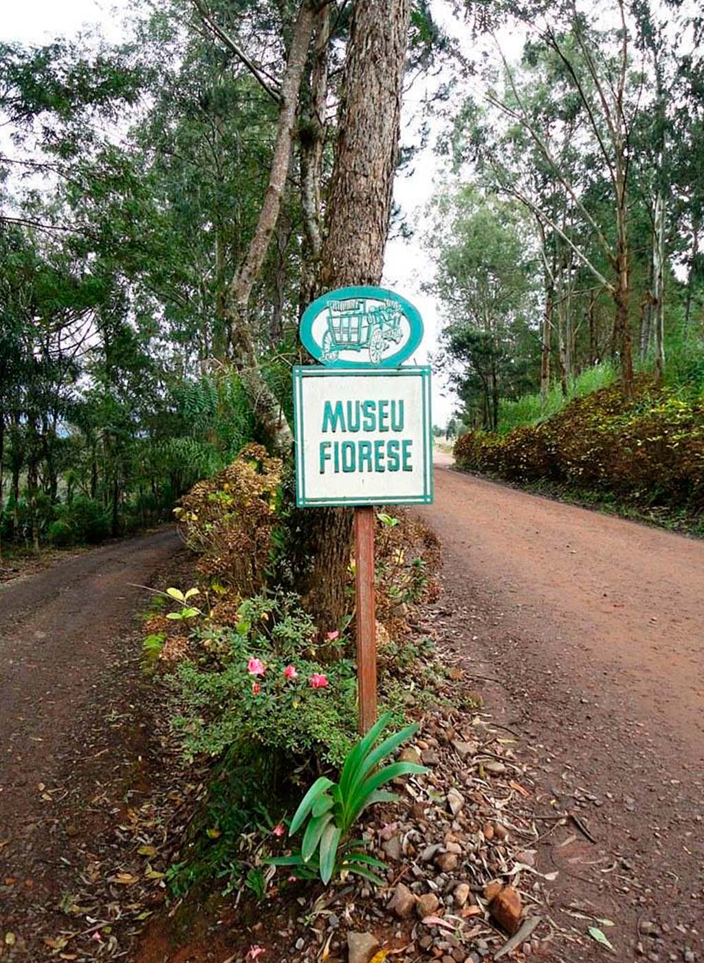 Vista de fora de placa do Tour Raízes Coloniais