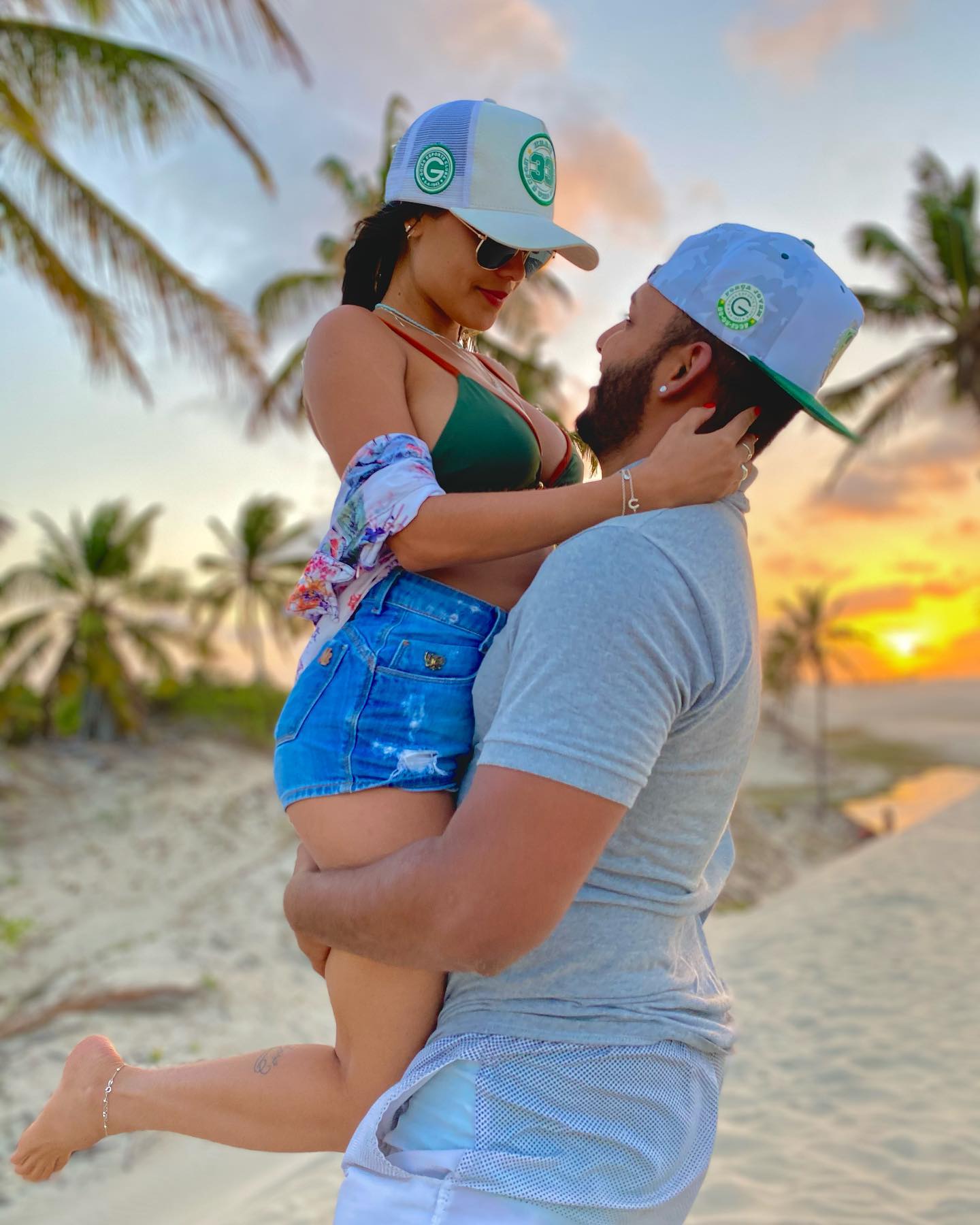 Família curtindo o pôr do sol nas dunas de Barrinha em passeio privativo