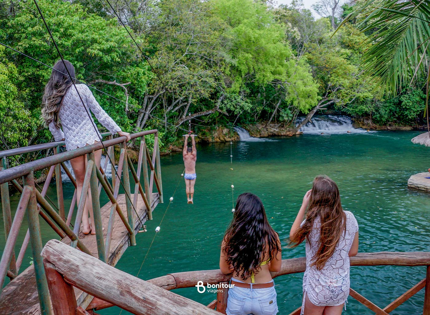 Pessoas curtindo no Balneário do Sol