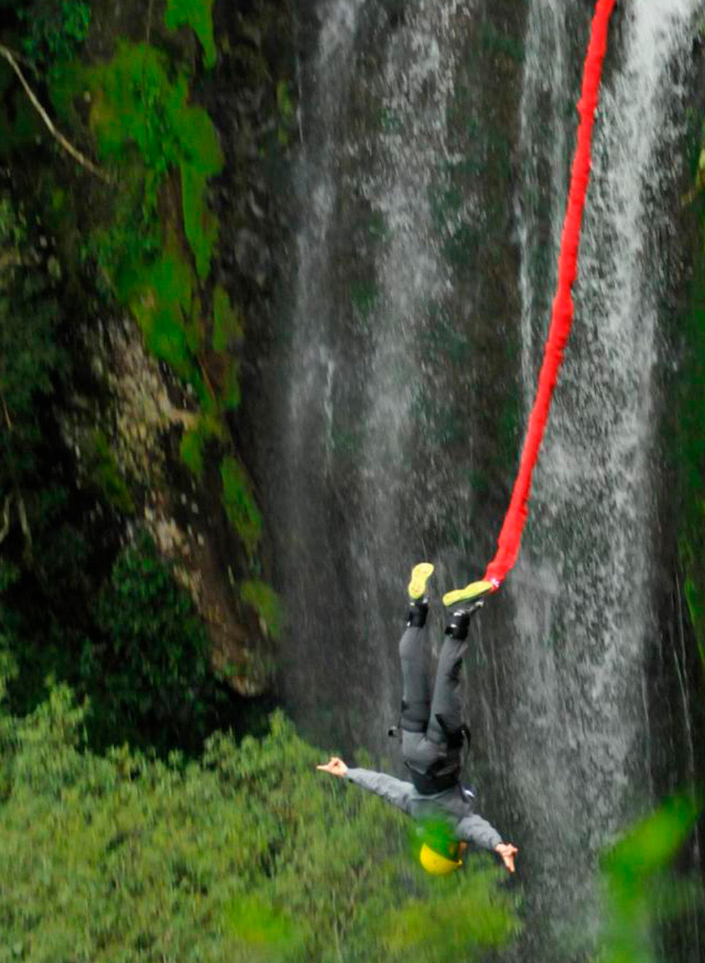 Pessoa saltando de bungee jump na Cascata Vô Ernesto