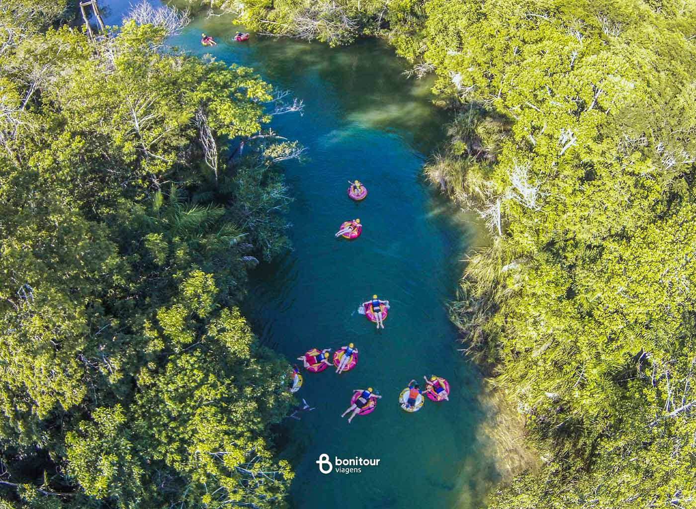 Pessoas flutuando com boias