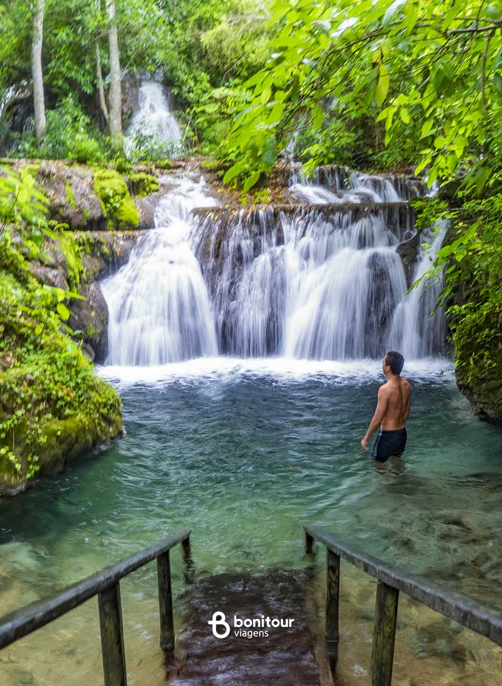 Pessoa curtindo cachoeira do Buraco do Macaco