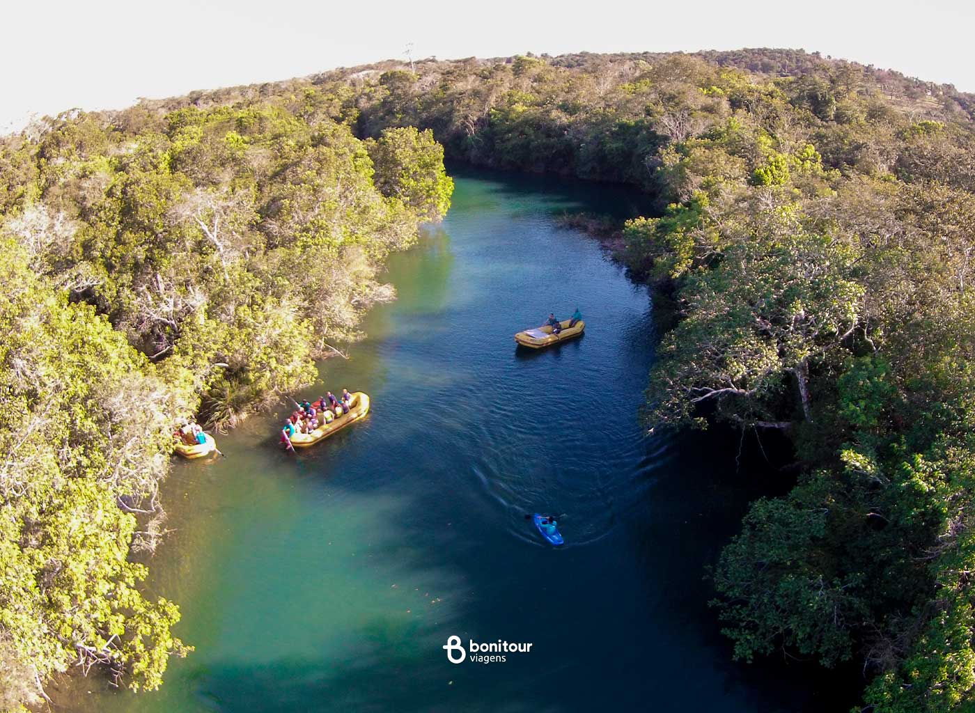 Dois grupos se divertindo em botes infláveis nas águas de Bonito