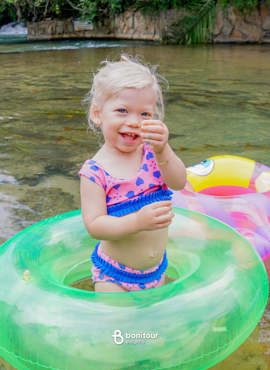 Criança curtindo águas do Balneário do Sol