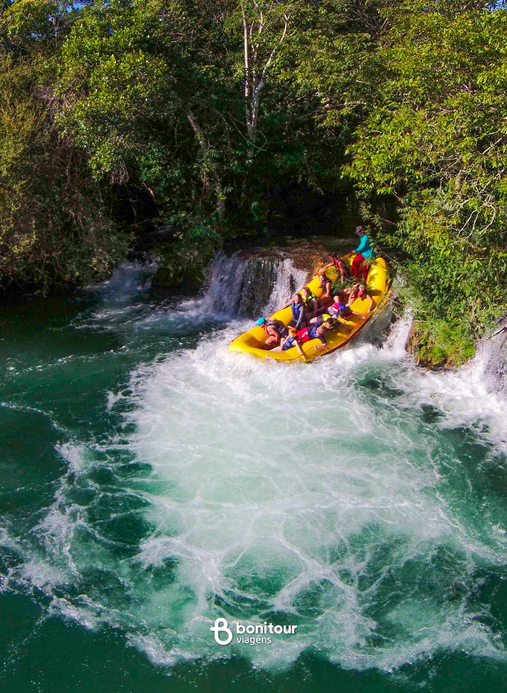 Pessoas se divertindo com bote inflável em rio em meio a natureza