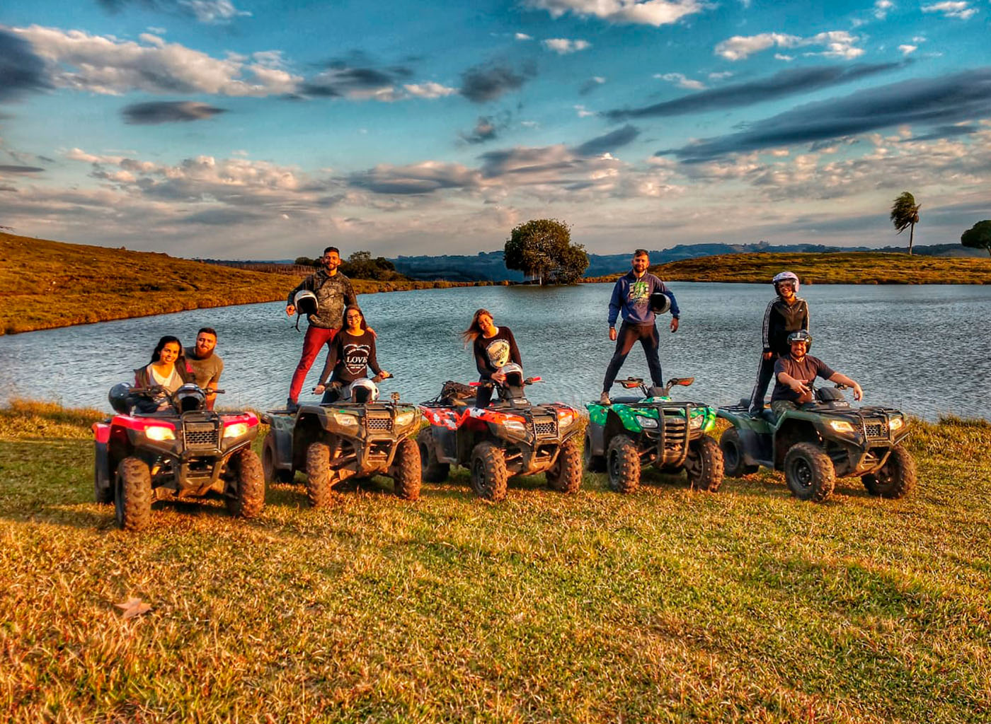 Pessoas curtindo o passeios de quadriciclo ao pôr do sol