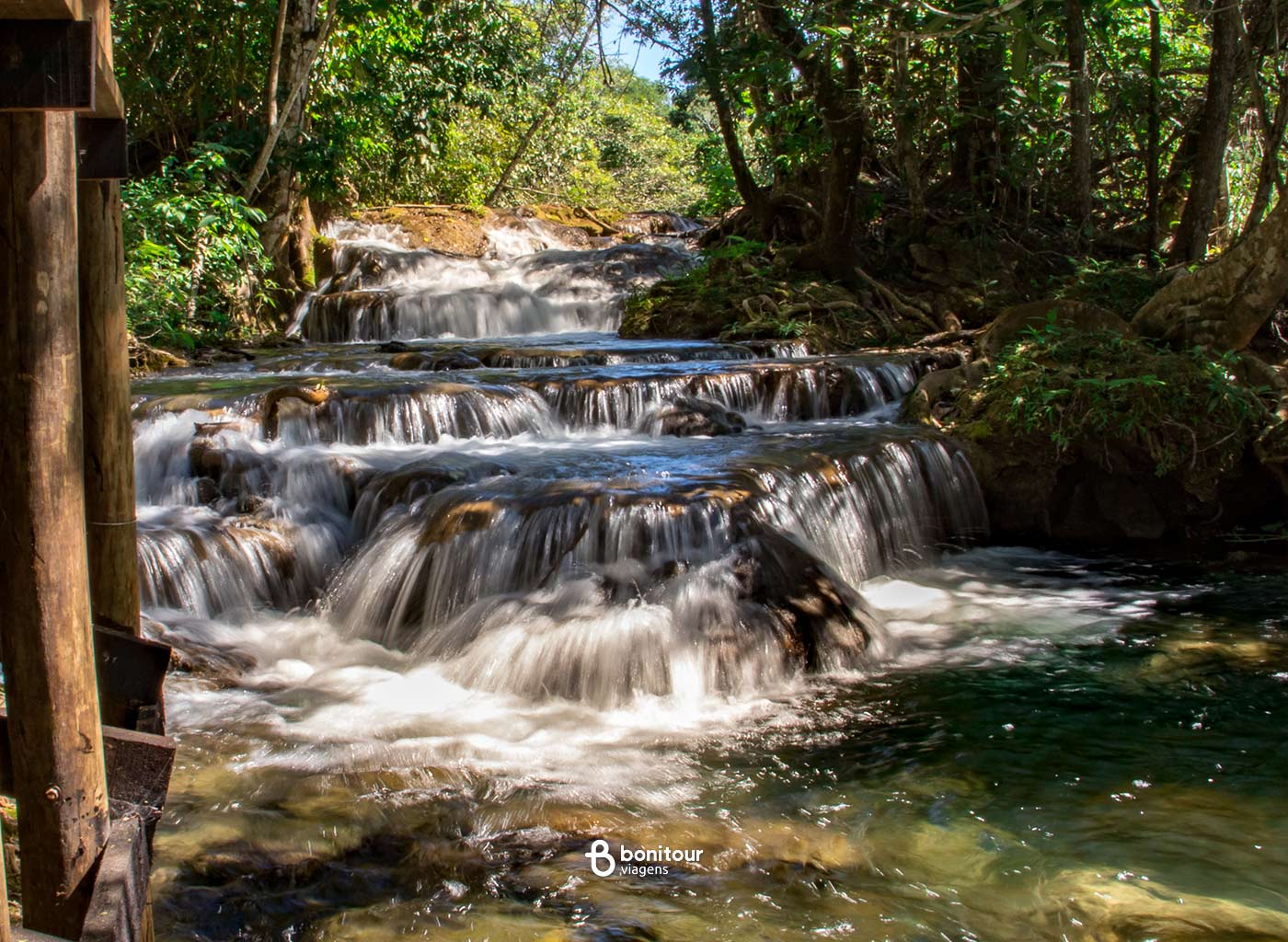 Quedas da água da Cachoeira Recanto das águas.