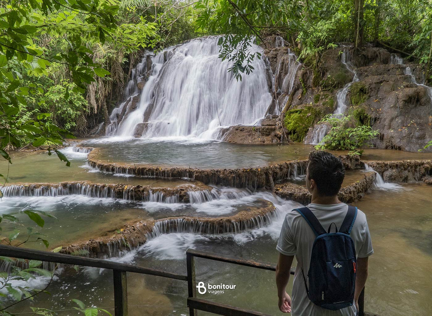 Pessoa observando cachoeira da Boca da Onça