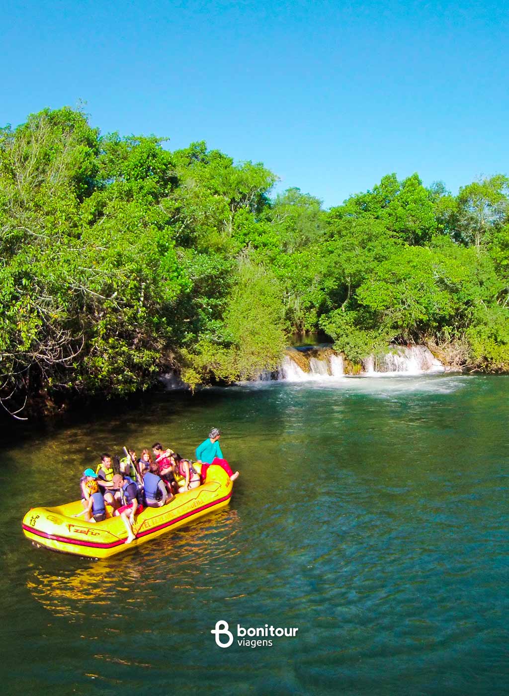 Pessoas navegando em bote inflável a remo em meio as águas de Bonito
