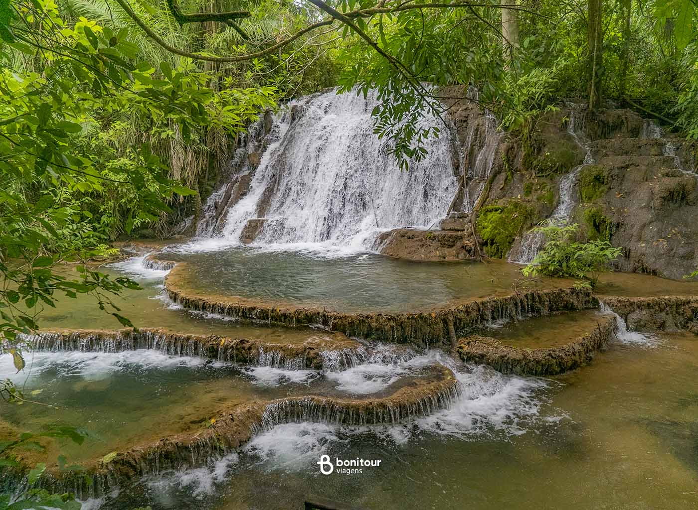 Bela cachoeira em meio à natureza
