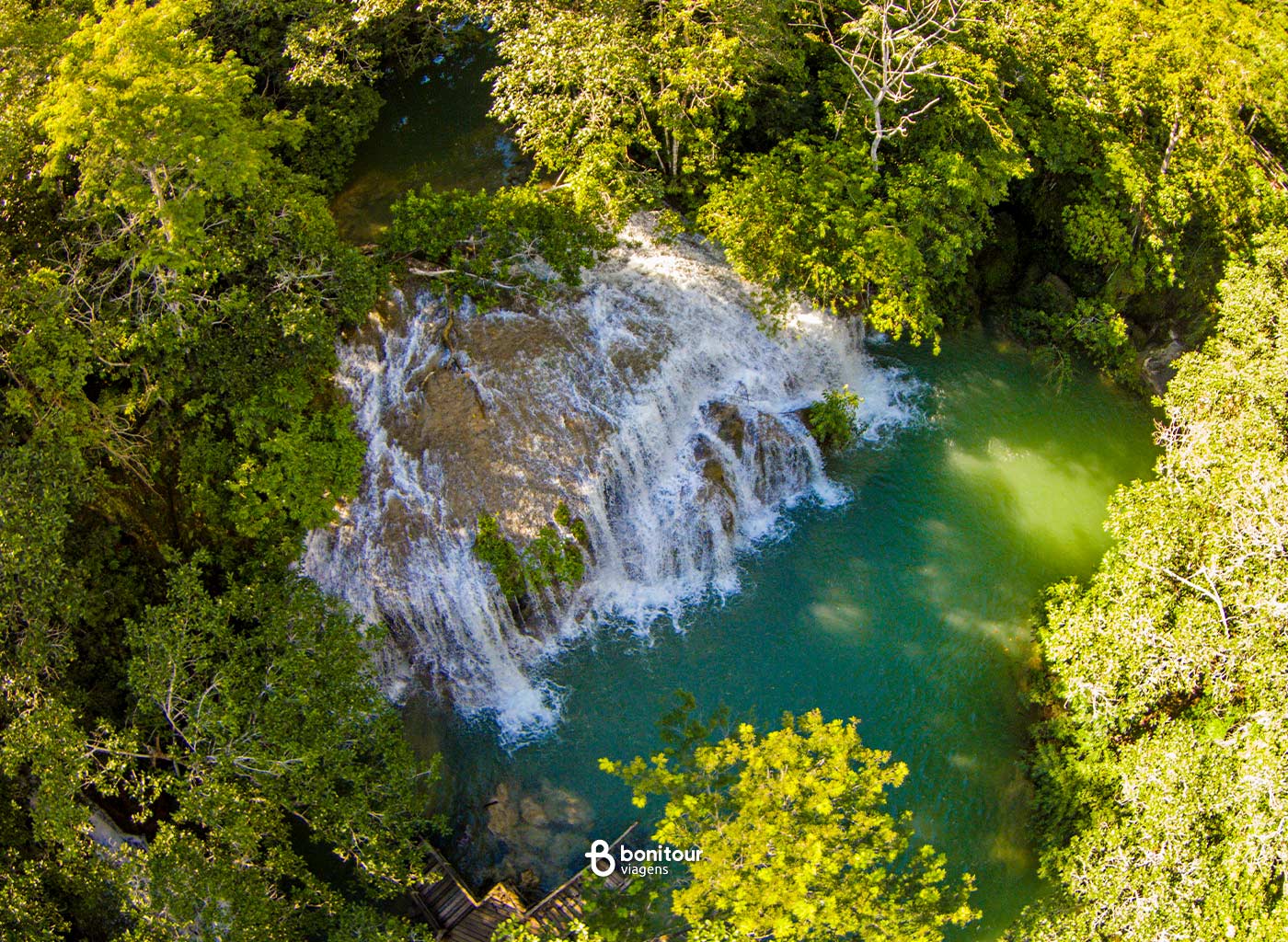 Vista aérea de quedas d'água de cachoeira em meio a natureza no Parque das Cachoeiras.