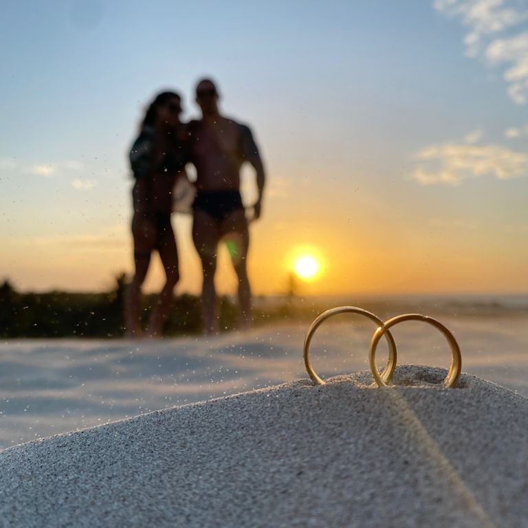 Alianças sobre a areia ao pôr do sol em Jericoacoara