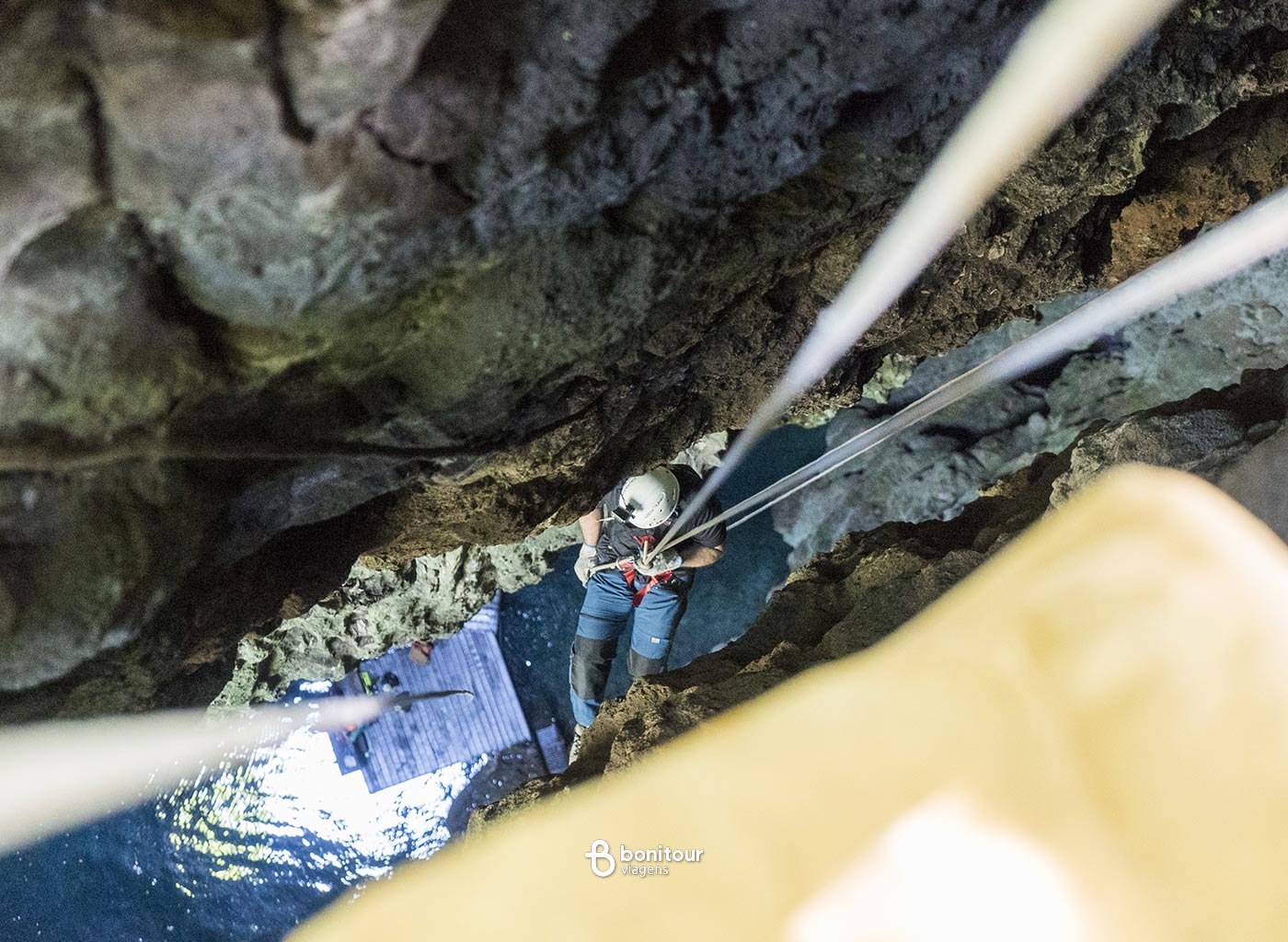 Homem descendo de rapel para dentro do Abismo Anhumas
