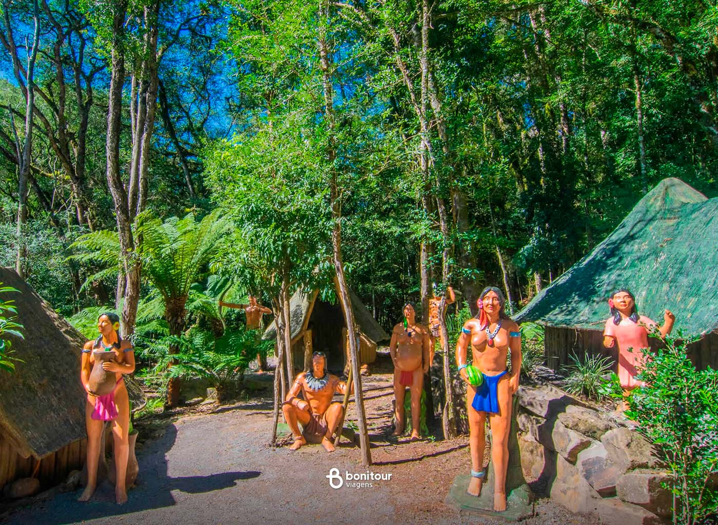 Esculturas de índios do parque Florybal