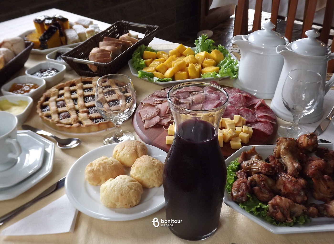 Mesa posta, do café colonial da Casa Fracalossi na Serra Gaúcha