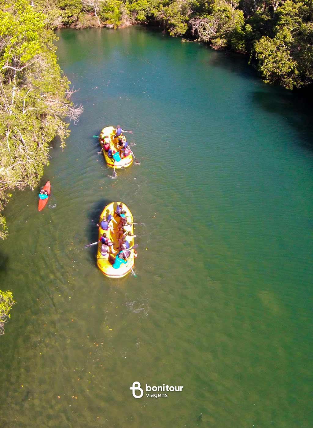 Dois grupos se divertindo em botes infláveis nas águas de Bonito
