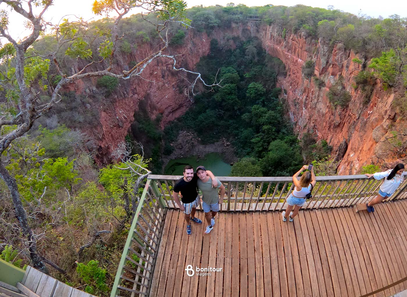 Pessoas observam o Buraco das Araras em Bonito/MS, uma dolina de 100m de profundidade e cerca de 135 espécies de pássaros.