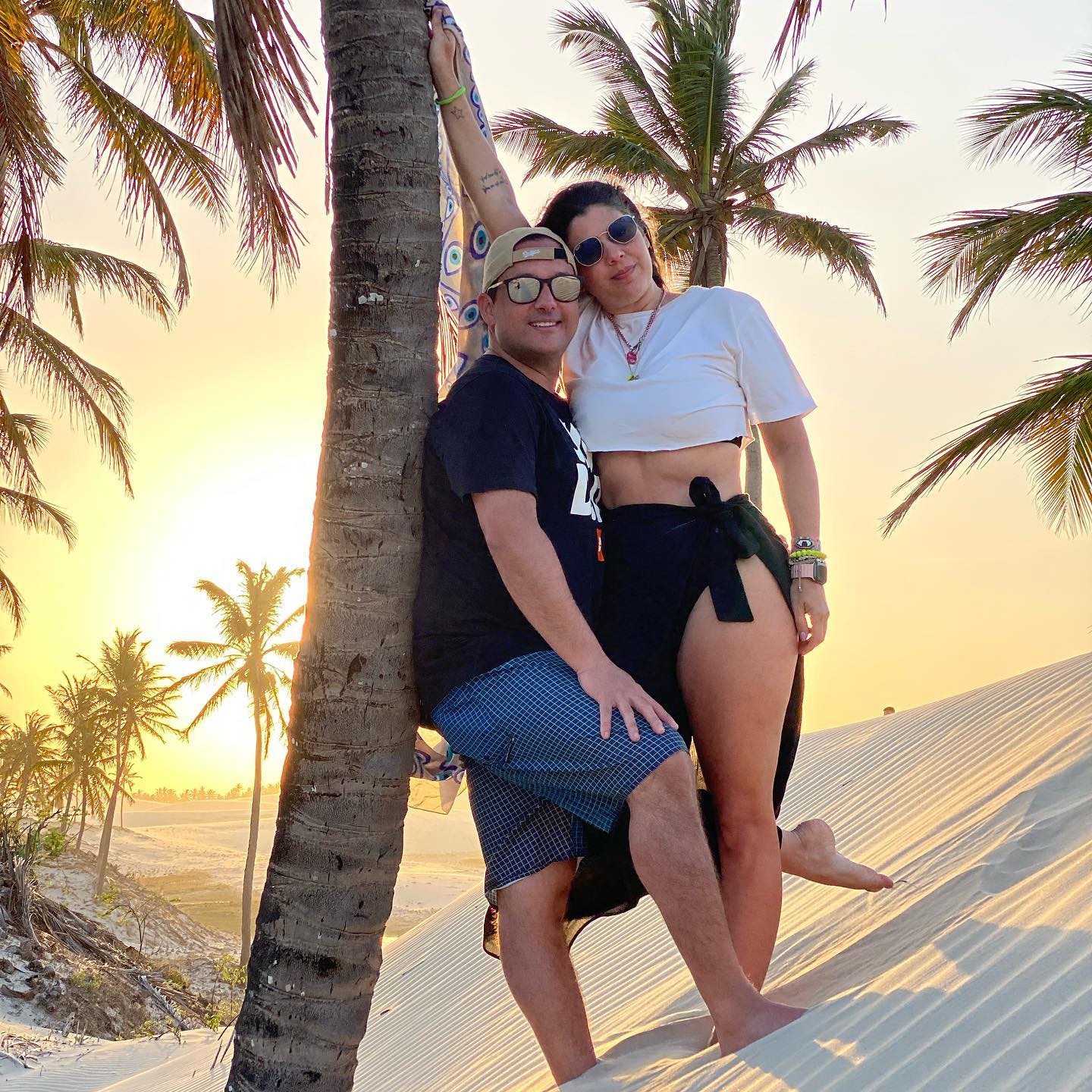 Casal aproveitando pôr do sol nas dunas de Jericoacoara