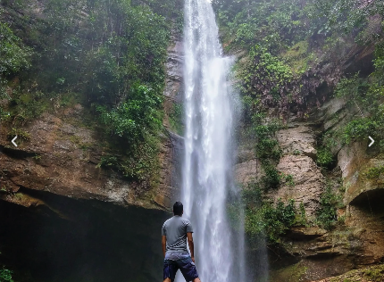 Homem Comtemplando a cachoeira Roncadeira em Taquaruçu