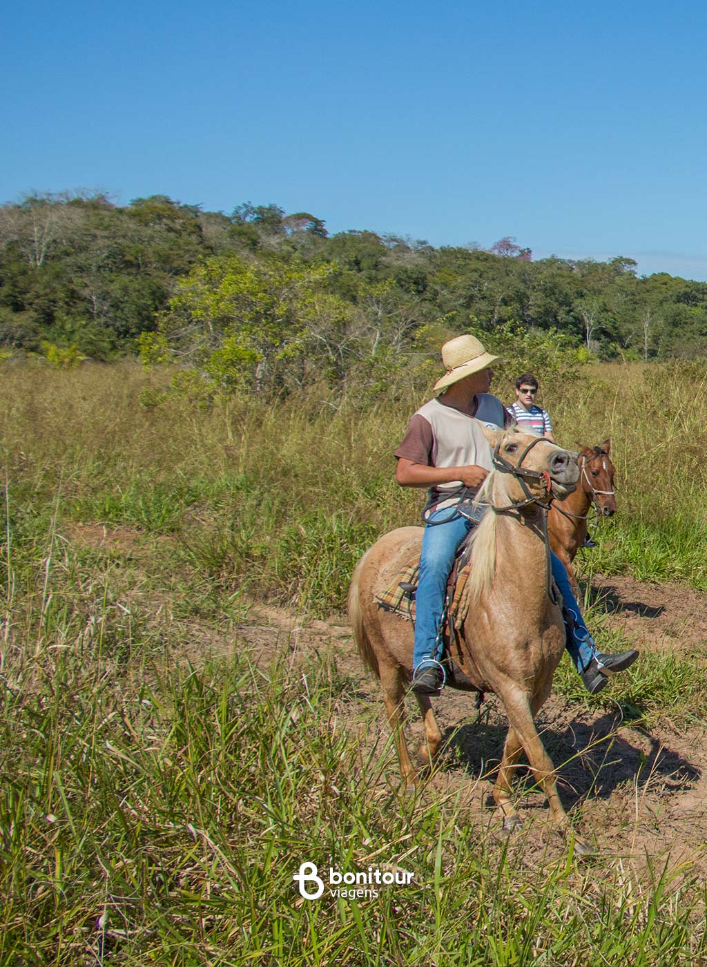 Visitantes realizando o passeio Cavalgada no Parque Ecológico do Rio Formoso