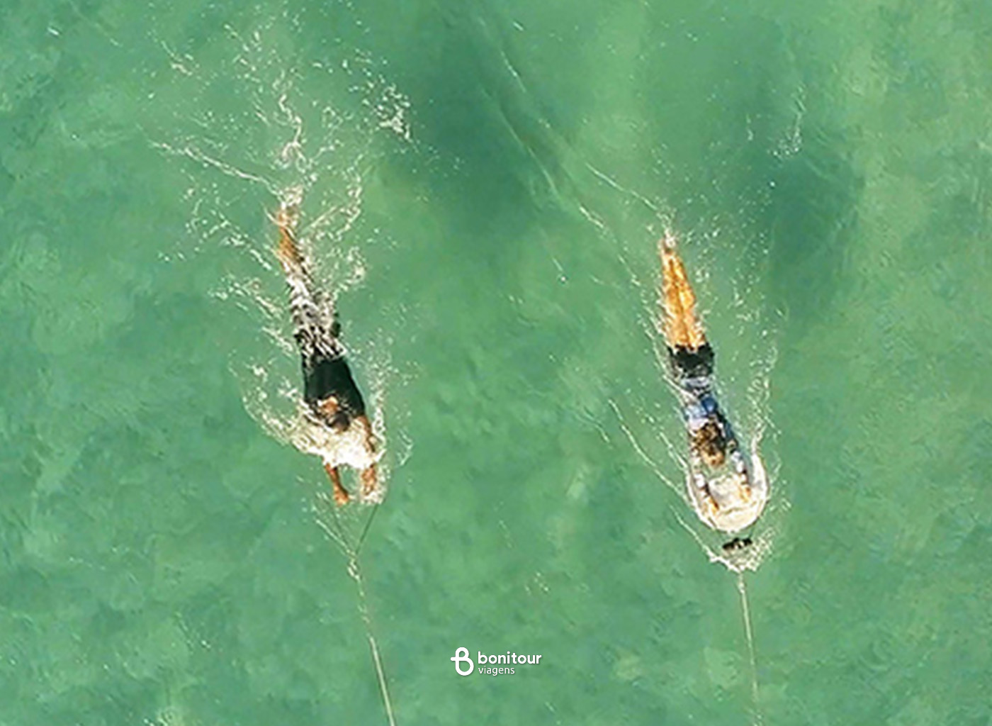 Pessoa realizando o mergulho aqua sub reboque em mar de Fernando de Noronha