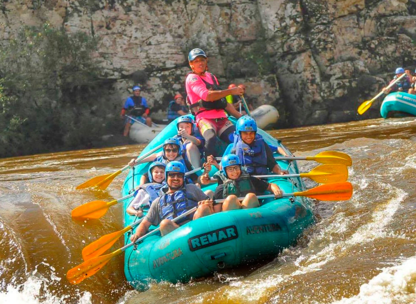 Pessoas no Rio das Antas praticando Rafting