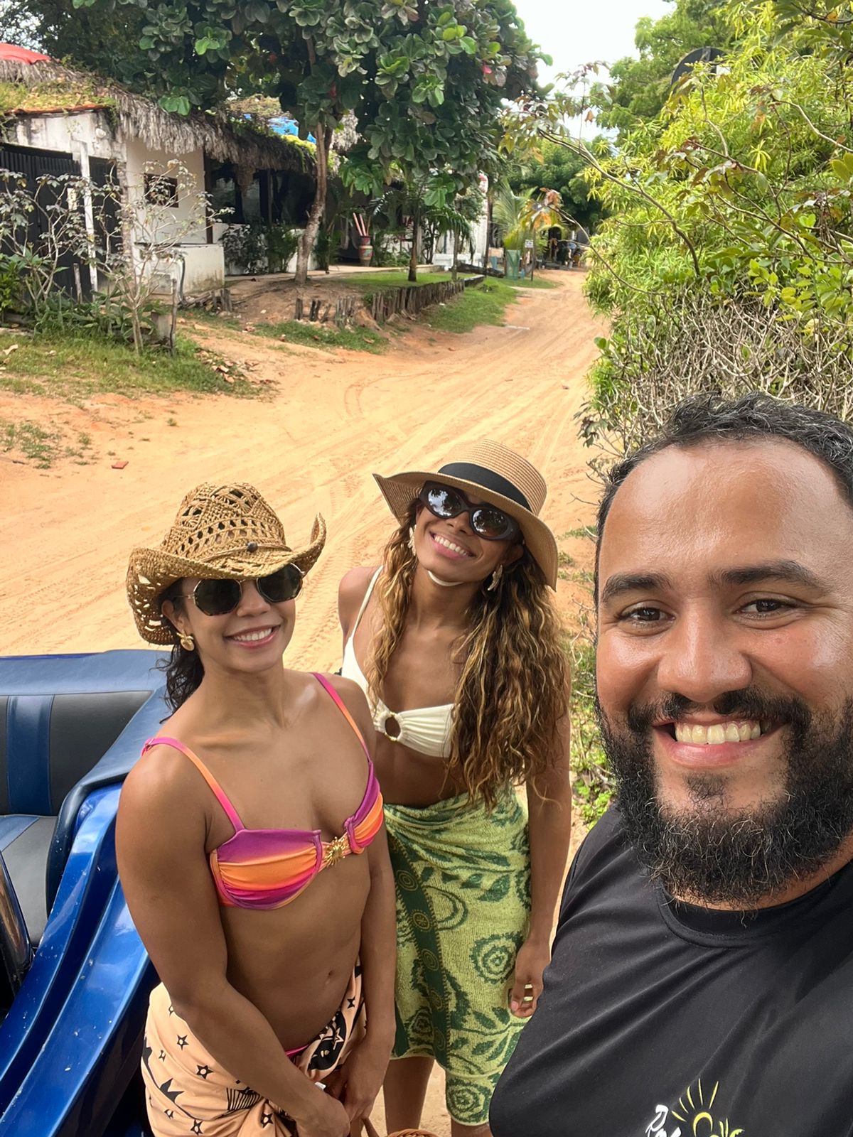 Grupo sorridente em passeio privativo de buggy no Extremo Leste