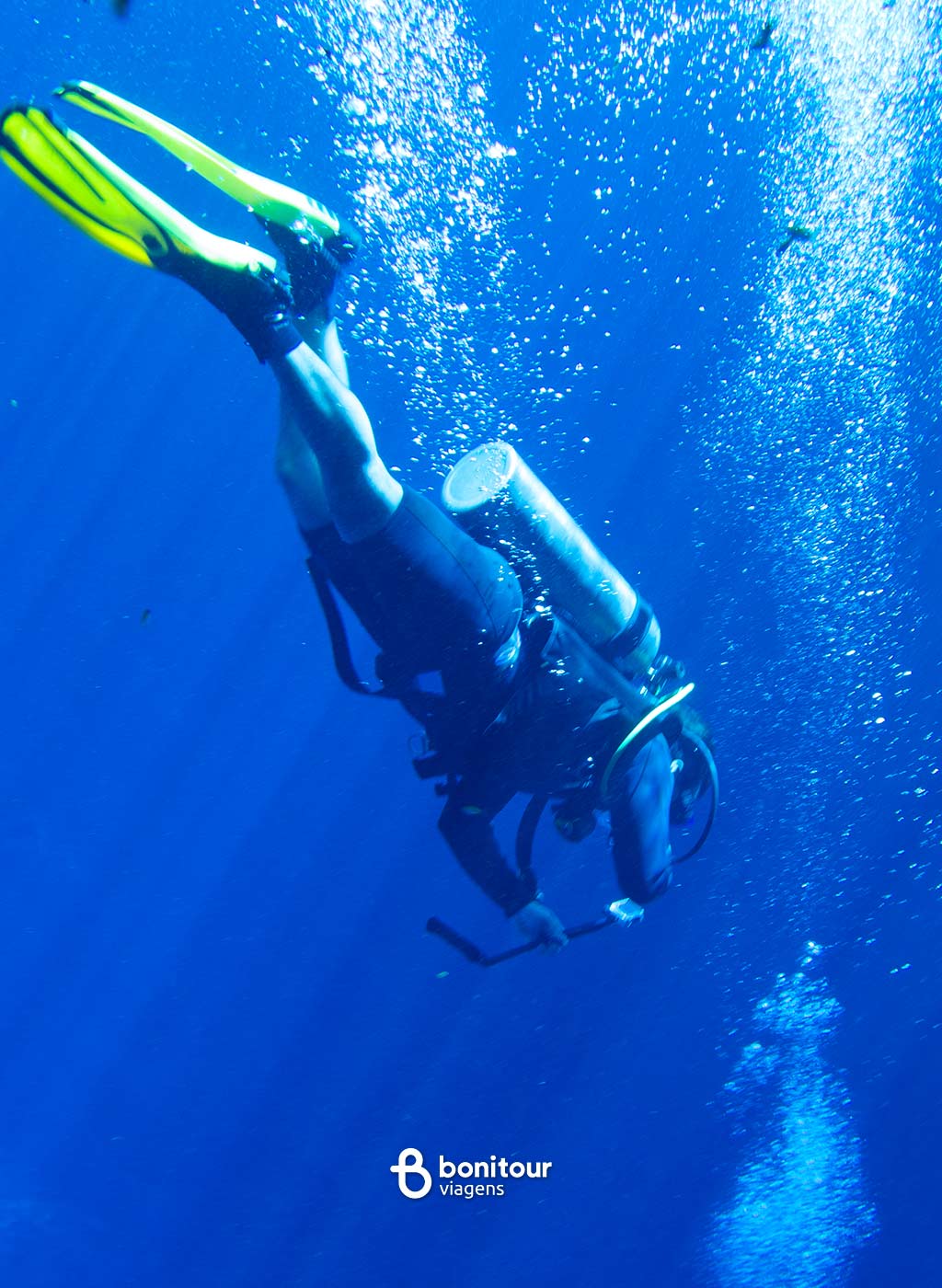 Pessoa mergulhando com Cilindro na Lagoa Misteriosa