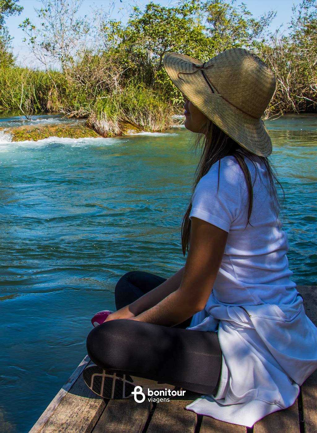 Pessoa meditando a beira do Rio Formoso