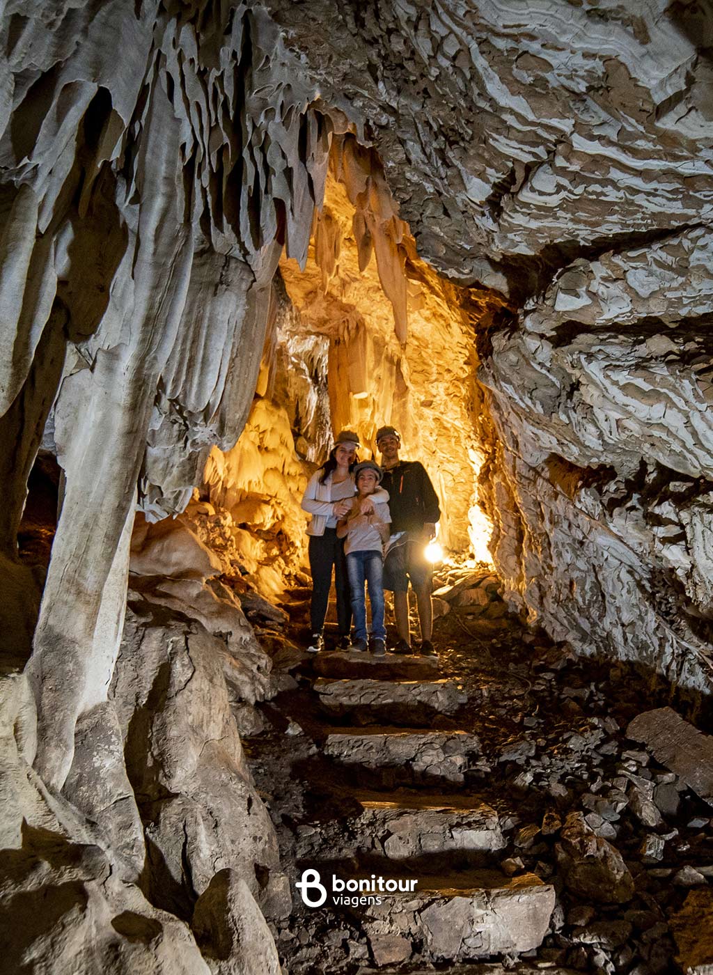 Pessoas contemplando de dentro da Gruta Catedral