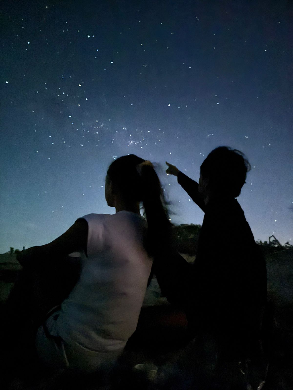 Casal observando constelações durante passeio astronômico Mirar das Estrelas
