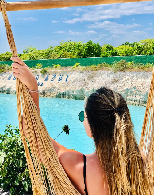 Vista de viajante em rede com lago cristalino em Barrinha