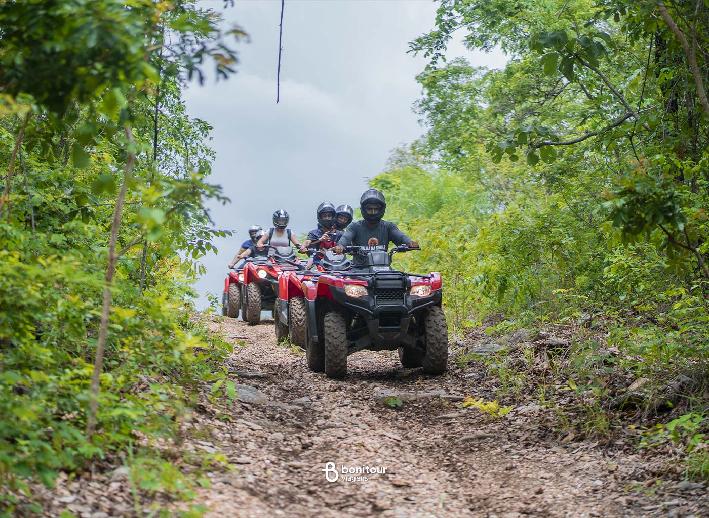 Pessoas curtindo trilha de quadriciclo na trilha da Serra da Bodoquena