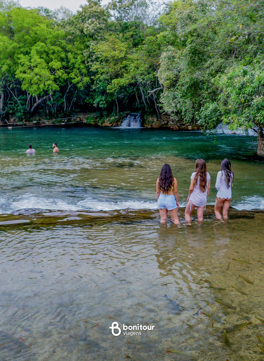 Pessoas curtindo no Balneário do Sol